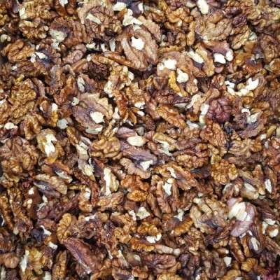 Dunkle Walnusshälften